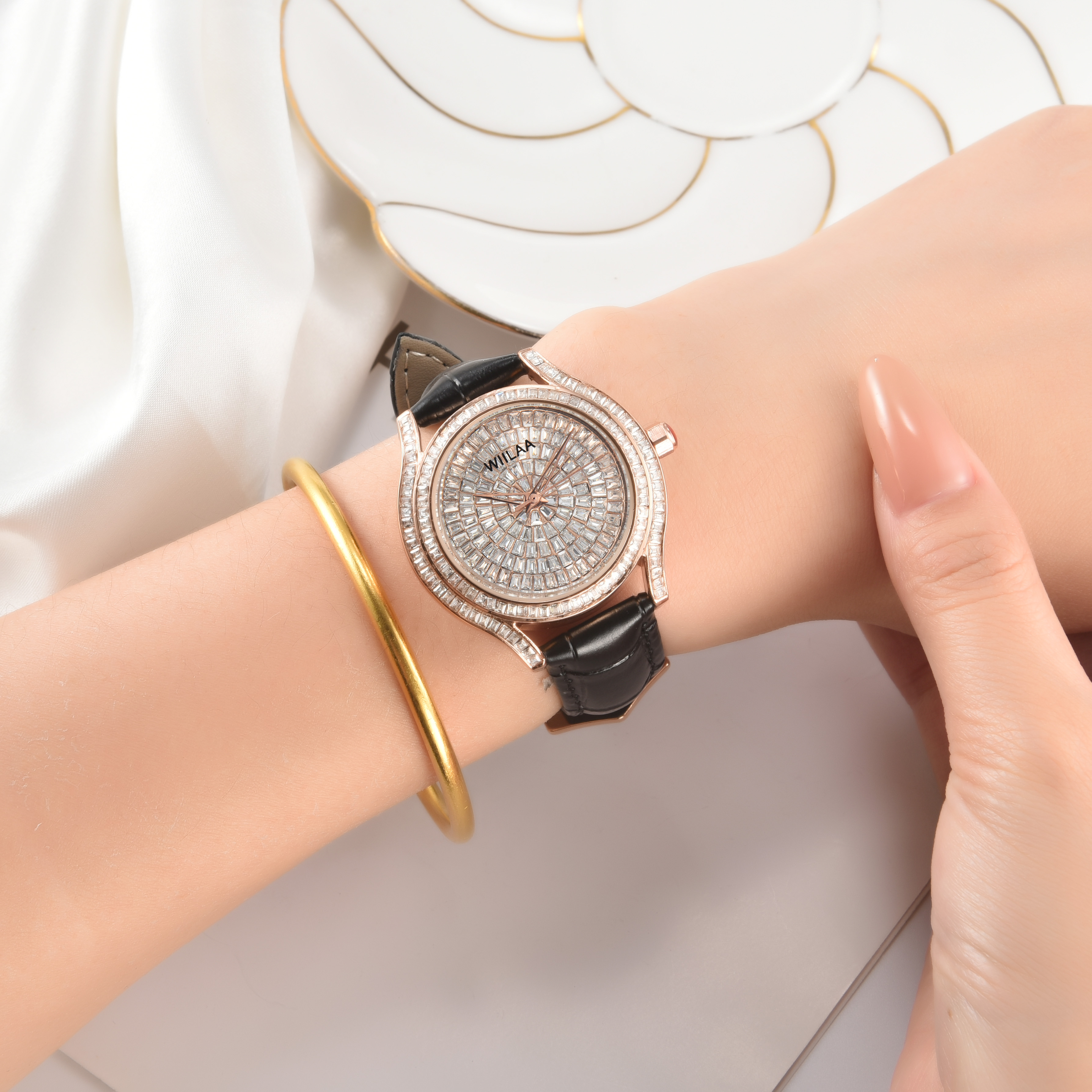 WIILAA Luxury Women's Crystal  - Luxury Watch All Black บทวิจารณ์และราคา
