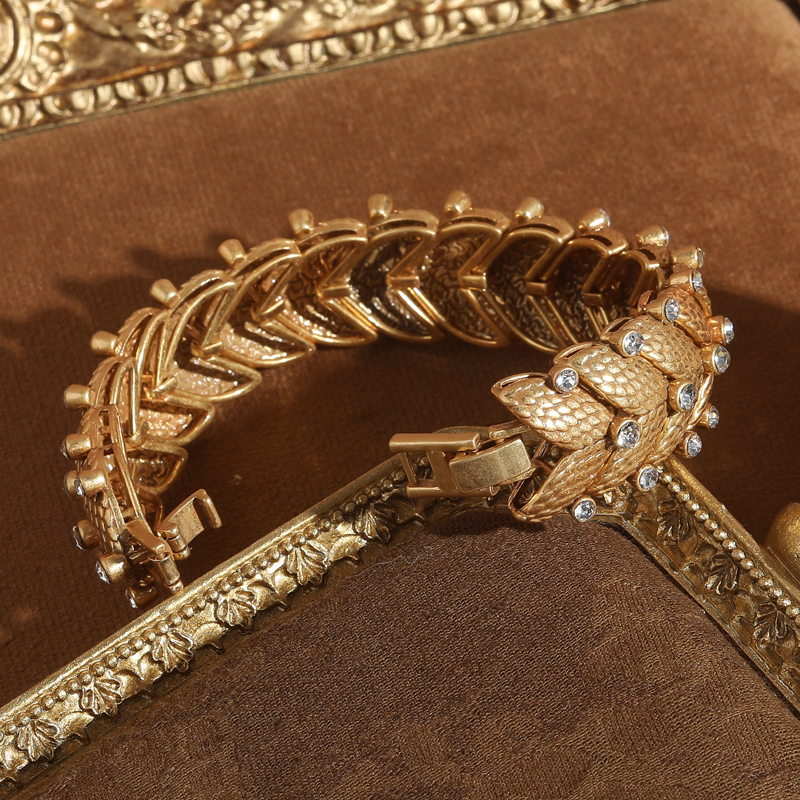Vintage White Rhinestone Brace - Luxury Watch Dubai บทวิจารณ์และราคา