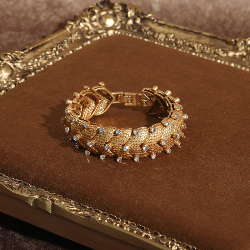 Vintage White Rhinestone Brace - Luxury Watch Dubai บทวิจารณ์และราคา